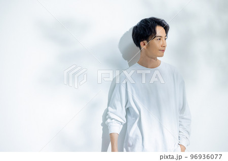 jxsxk_ 様　画像右の白Tのみ 白いTシャツの男性の写真素材 [96936077] - PIXTA