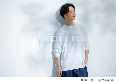 白いTシャツの男性 96936078
