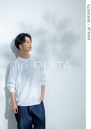 白いTシャツの男性 白いTシャツの男性 96936079