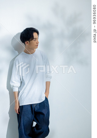 白いTシャツの男性 白いTシャツの男性 96936080