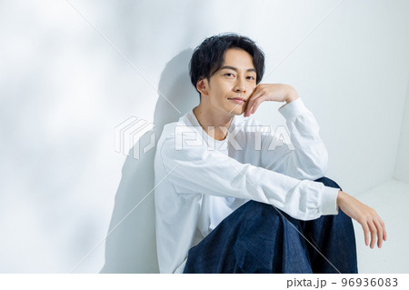白いTシャツの男性 白いTシャツの男性 96936083