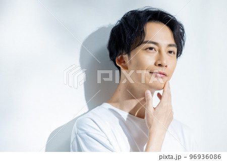 白いTシャツの男性 白いTシャツの男性 96936086