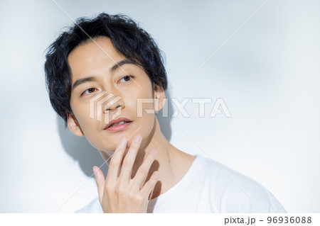 白いTシャツの男性 96936088