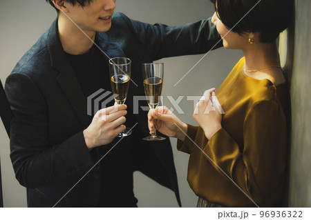 シャンパンで乾杯するカップル シャンパンで乾杯するカップル 96936322