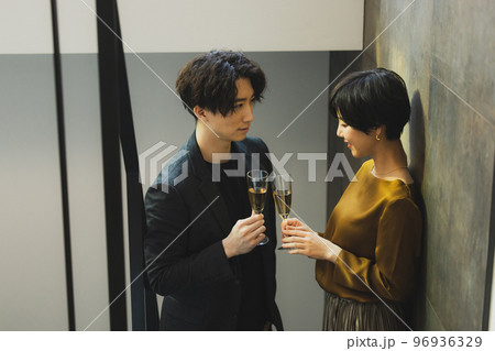 シャンパンで乾杯するカップル 96936329
