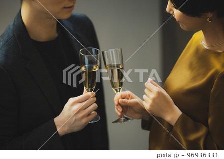 シャンパンで乾杯するカップル 96936331