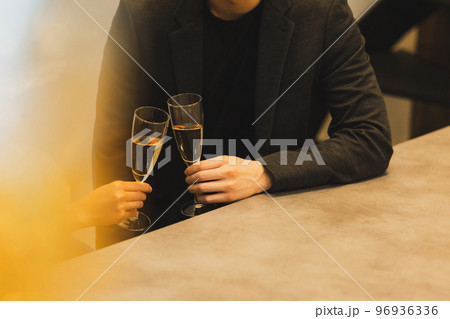 シャンパンで乾杯するカップル シャンパンで乾杯するカップル 96936336