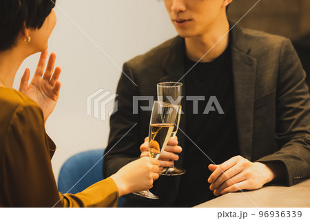 シャンパンで乾杯するカップル シャンパンで乾杯するカップル 96936339