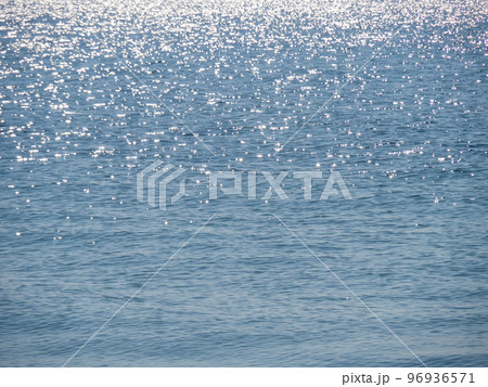 日光を反射してキラキラ煌めく海。 96936571