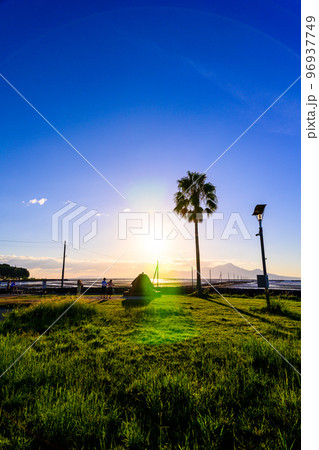 観光スポット・夕暮れの住吉海岸公園の周辺景色「長部田海床路（ながべたかいしょうろ）」 96937749