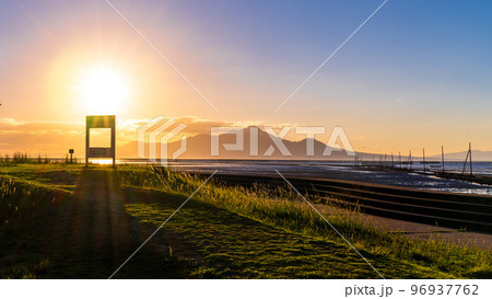 観光スポット・夕暮れの住吉海岸公園の周辺景色「長部田海床路（ながべたかいしょうろ）」 96937762