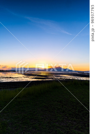 観光スポット・夕暮れの住吉海岸公園の周辺景色「長部田海床路(ながべたかいしょうろ)」 観光スポット・夕暮れの住吉海岸公園の周辺景色「長部田海床路(ながべたかいしょうろ)」 96937765