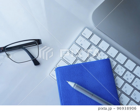 手帳、メガネ、パソコンのビジネスイメージ  96938906