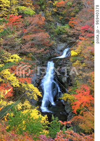 福島県二本松市　安達太良山登山道塩沢コースの見どころ屏風岩から見下ろす湯川渓谷の相恋の滝と紅葉 96940378