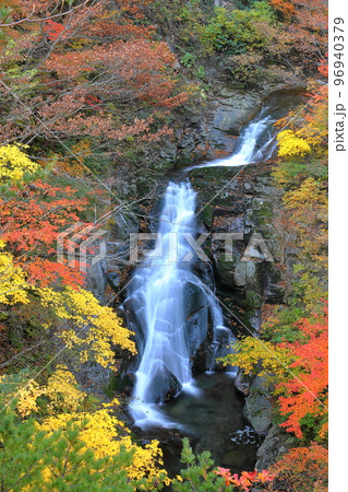 福島県二本松市　安達太良山登山道塩沢コースの見どころ屏風岩から見下ろす湯川渓谷の相恋の滝と紅葉 96940379