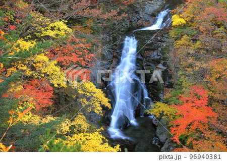 福島県二本松市　安達太良山登山道塩沢コースの見どころ屏風岩から見下ろす湯川渓谷の相恋の滝と紅葉 96940381