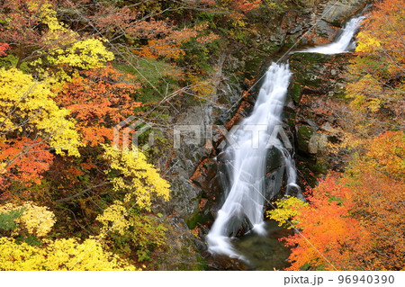 福島県二本松市　安達太良山登山道塩沢コースの見どころ屏風岩から見下ろす湯川渓谷の相恋の滝と紅葉 96940390