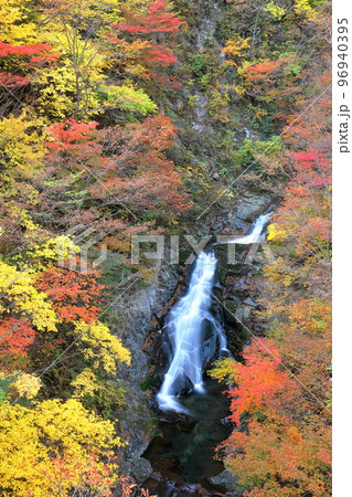 福島県二本松市　安達太良山登山道塩沢コースの見どころ屏風岩から見下ろす湯川渓谷の相恋の滝と紅葉 96940395