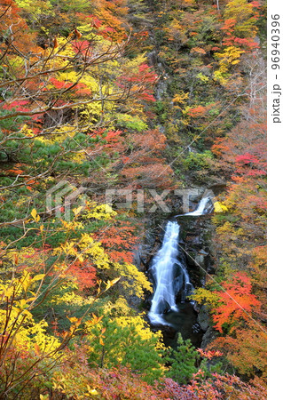 福島県二本松市　安達太良山登山道塩沢コースの見どころ屏風岩から見下ろす湯川渓谷の相恋の滝と紅葉 96940396