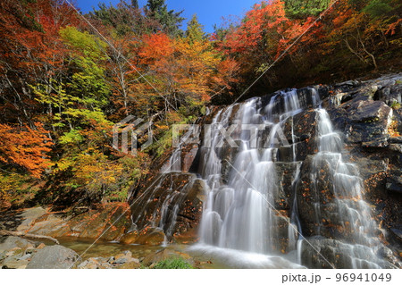 福島県二本松市　安達太良山登山道塩沢コースの見どころ、湯川渓谷の八幡滝と紅葉 96941049