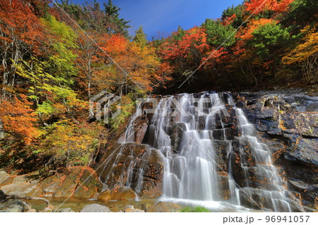 福島県二本松市　安達太良山登山道塩沢コースの見どころ、湯川渓谷の八幡滝と紅葉 96941057