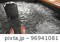 栃木県さくら市の道の駅の足湯を楽しむ 96941081