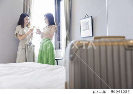 宿泊先のホテルで景色を眺めながらワインを飲む親子 母娘 全国旅行支援 宿泊先のホテルで景色を眺めながらワインを飲む親子 母娘 全国旅行支援 96941087