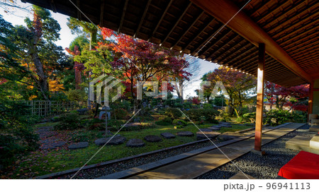 紅葉が輝く秋の豪農の館 96941113