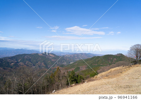堂平山の山頂から見た景色(中央遠景に浅間山) 堂平山の山頂から見た景色(中央遠景に浅間山) 96941166