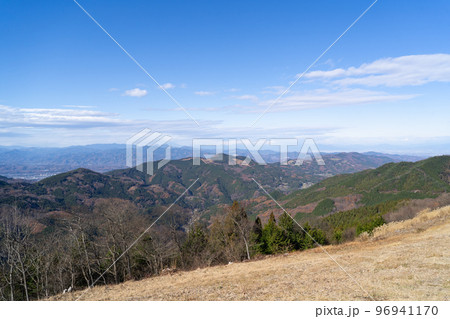 堂平山の山頂から見た景色（中央遠景に両神山） 96941170