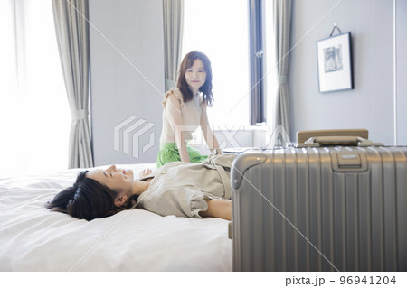 親子でチェックインしてすぐにベッドに寝転がる娘 母娘 全国旅行支援 親子でチェックインしてすぐにベッドに寝転がる娘 母娘 全国旅行支援 96941204