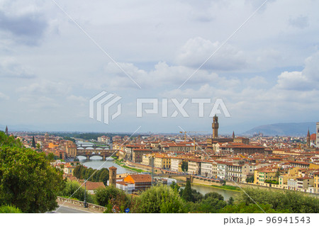 ミケランジェロ広場からのヴェッキオ宮殿(イタリア-フィレンツェ) 96941543