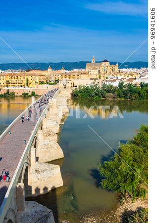スペイン　世界遺産　メスキータとローマ橋 96941606