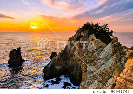 黄金崎の夕暮れ 96941745