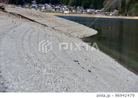 青木湖の白い小石の湖岸 96942479