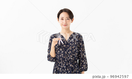 ピンクリボン　女性 96942597