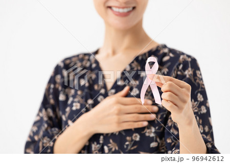 ピンクリボン　女性 96942612