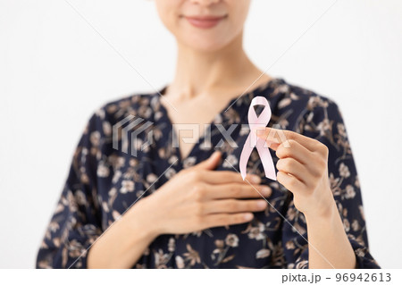 ピンクリボン　女性 96942613
