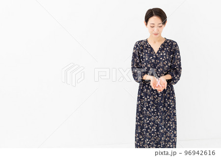 ピンクリボン　女性 96942616