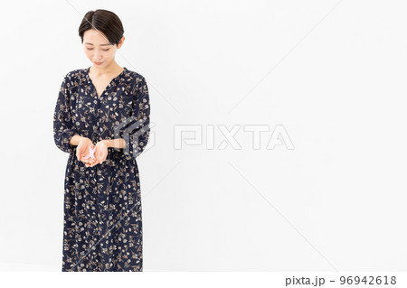ピンクリボン 女性 ピンクリボン 女性 96942618