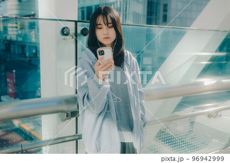 女子高生と街中でのスマホを持った写真 女子高生と街中でのスマホを持った写真 96942999