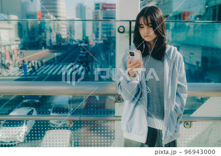 女子高生と街中でのスマホを持った写真 女子高生と街中でのスマホを持った写真 96943000