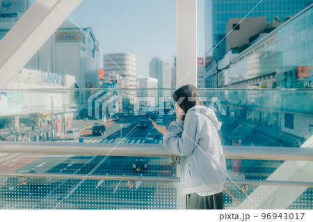 女子高生と街中でのスマホを持った写真 女子高生と街中でのスマホを持った写真 96943017