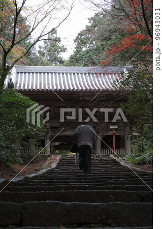 日本の寺にある階段を登る女性と紅葉の風景 日本の寺にある階段を登る女性と紅葉の風景 96943031