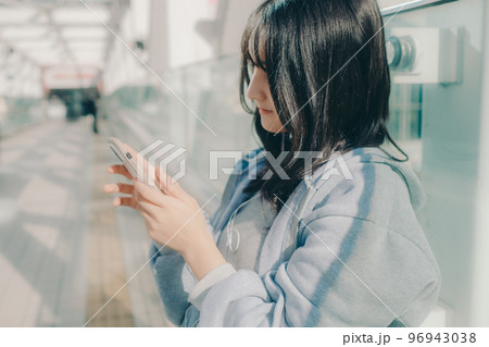 女子高生と街中でのスマホを持った写真 女子高生と街中でのスマホを持った写真 96943038
