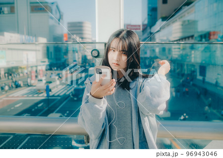 女子高生と街中でのスマホを持った写真 女子高生と街中でのスマホを持った写真 96943046