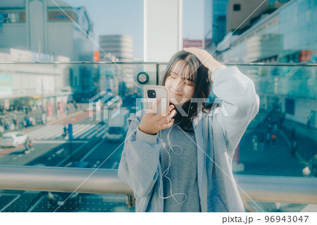 女子高生と街中でのスマホを持った写真 女子高生と街中でのスマホを持った写真 96943047