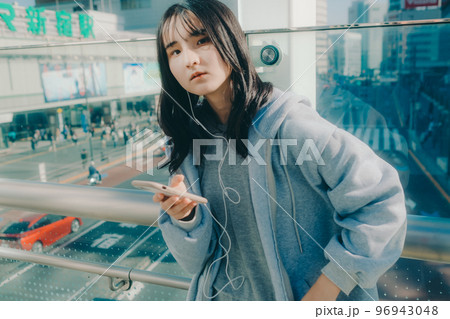 女子高生と街中でのスマホを持った写真 96943048