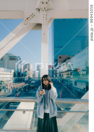 女子高生と街中でのスマホを持った写真 女子高生と街中でのスマホを持った写真 96943056