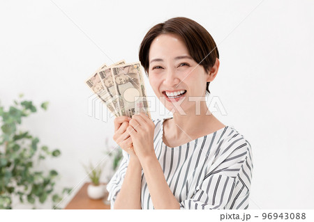 お金を持つ女性 お金を持つ女性 96943088
